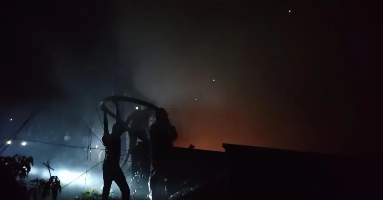 আগুন নেভানোর চেষ্টা