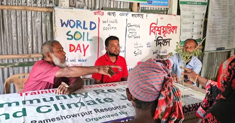 ফসলের হাসপাতালে পরামর্শ নিচ্ছেন কৃষকরা