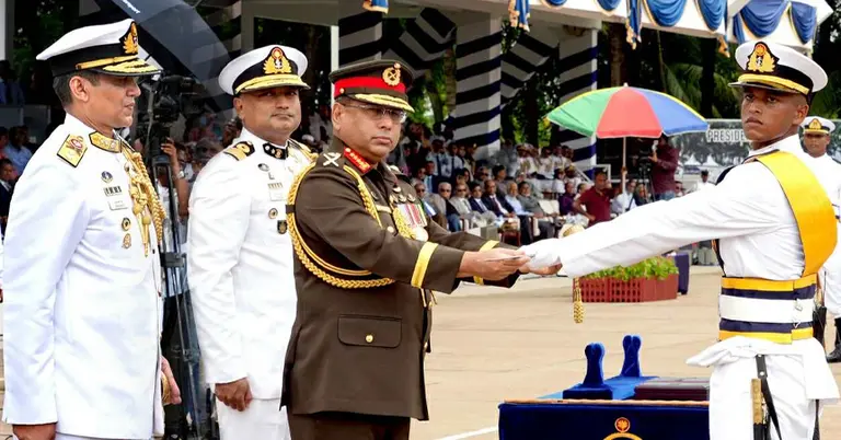 কুচকাওয়াজ পরিদর্শনে সেনাপ্রধান