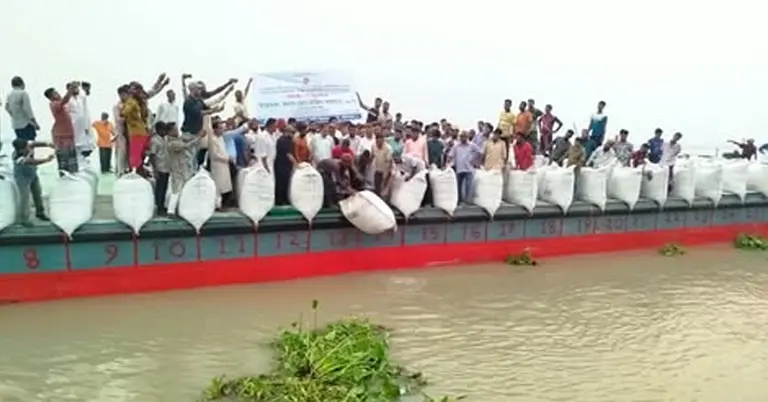 নদীর ভাঙন রোধে ফেলা হচ্ছে বালুর বস্তা