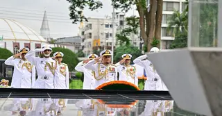 শিখা অনির্বাণে বিদায়ী নৌবাহিনী প্রধানের পুষ্পস্তবক অর্পণ