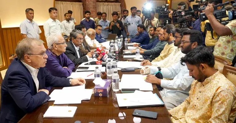 জাতীয় সংসদ ভবনের এলডি হলে কমিশনের সাথে গণঅধিকার পরিষদের বৈঠক