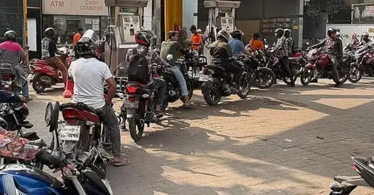 ফিলিং স্টেশনে লম্বা লাইন