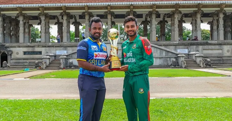 ওয়ানডে সিরিজের ট্রফি হাতে দু’দলের অধিনায়ক