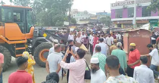 বরিশালের চৌমাথায় রাস্তা দখলমুক্ত করতে উচ্ছেদ অভিযান