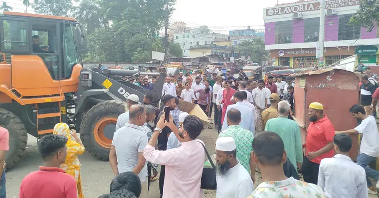 বরিশালের চৌমাথায় উচ্ছেদ অভিযান পরিচালনা করছে সিটি করপোরেশন