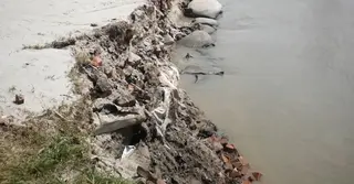 পদ্মায় পানি বৃদ্ধিতে পাটুরিয়া ফেরিঘাটে ভাঙন: ঈদযাত্রায় ভোগান্তির আশঙ্কা