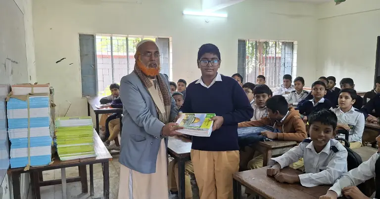 পাবনায় নতুন বই বিতরণ