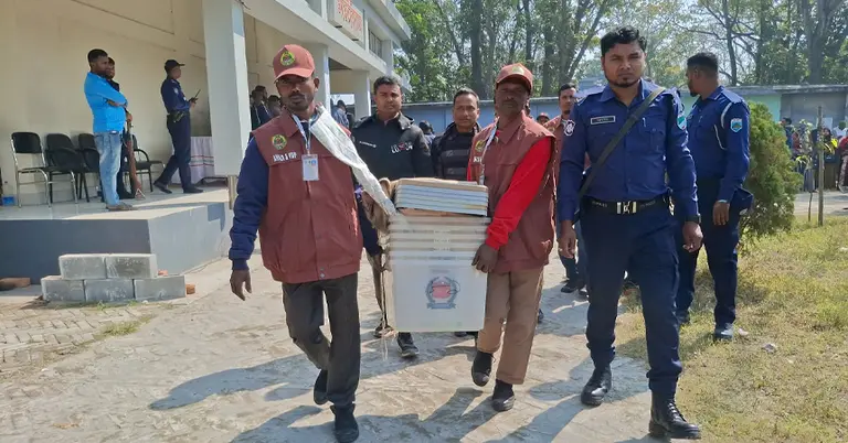 কেন্দ্রে পাঠানো হচ্ছে নির্বাচনি সরঞ্জাম