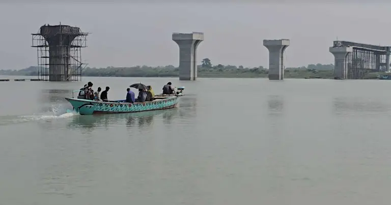 ফরিদপুরে পদ্মার শাখা নদীতে সাত বছরেও শেষ হয়নি  ৫৮০ মিটারের সেতুর নির্মাণ