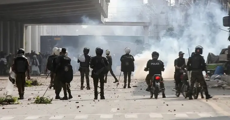 পাকিস্তানে বন্দুকযুদ্ধ