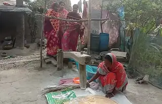 পশ্চিমবঙ্গে ঢেঁকিতে ভাঙা চালে পিঠা উৎসব