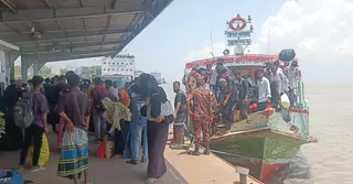 ঈদের ছুটি শেষে কর্মস্থলে ফেরা শুরু, পাটুরিয়া লঞ্চঘাটে যাত্রীদের ভিড়
