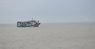১৩ ঘণ্টা পর পাটুরিয়া-দৌলতদিয়া নৌপথে লঞ্চ চলাচল শুরু