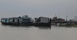 পাটুরিয়া-দৌলতদিয়া নৌরুটে লঞ্চ চলাচল বন্ধ