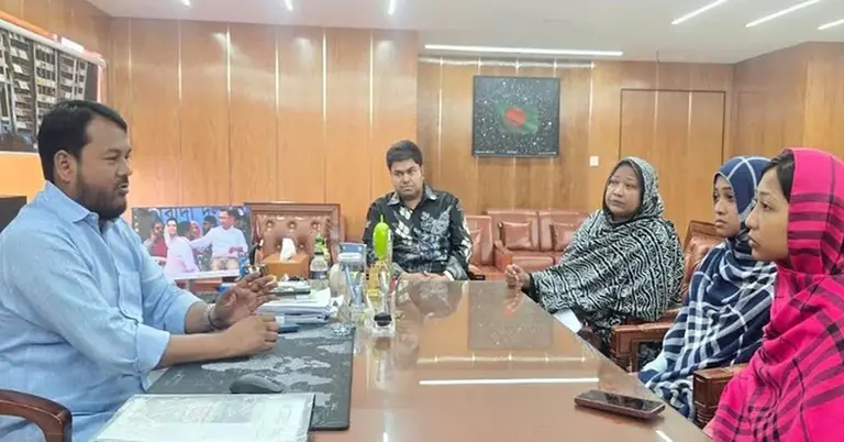 রাসিক প্রশাসকের সঙ্গে বিএনপি নেতা মাহাবুর রশিদ রেন্টুর পরিবার