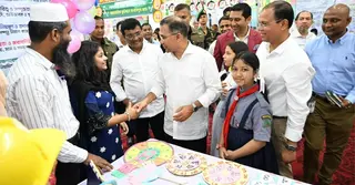 ক্ষুদে শিক্ষার্থীদের আবদার পূরণ করলেন প্রধানমন্ত্রী