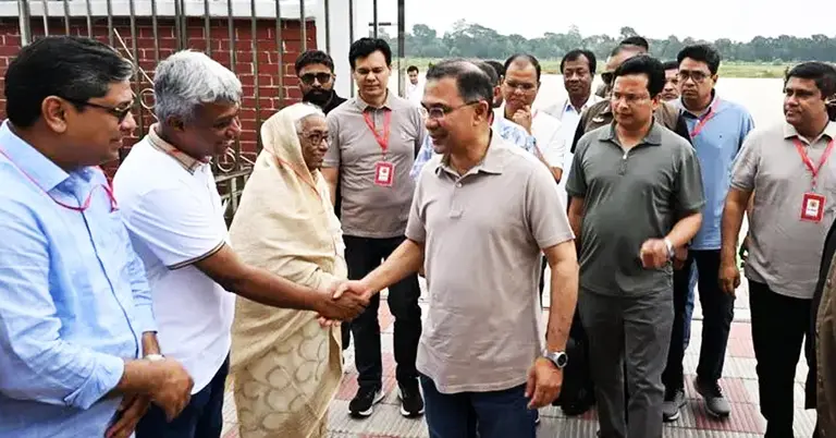 যশোরে প্রধানমন্ত্রীকে স্বাগত জানাচ্ছেন নেতা কর্মীরা