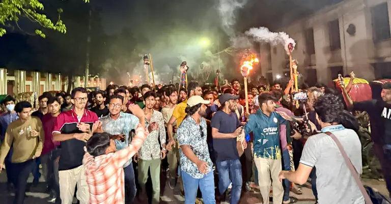বৃহস্পতিবার সন্ধ্যায় মশাল মিছিলে কারিগরি ছাত্র আন্দোলনের শিক্ষার্থীরা