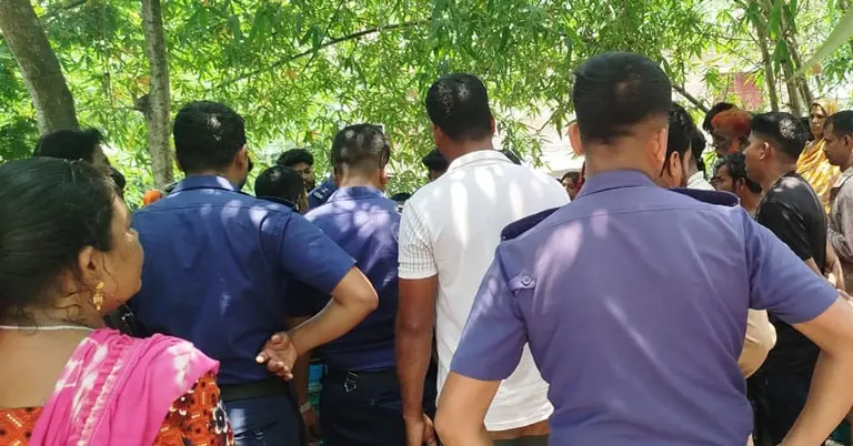 ঘটনাস্থলে পুলিশ ও স্থানীয়রা