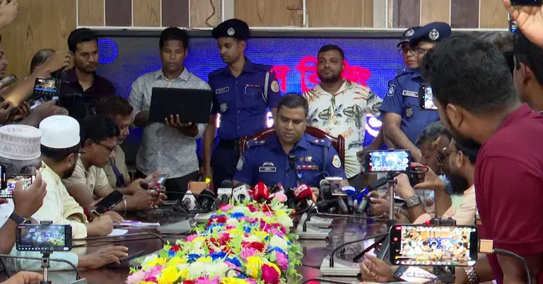 সংবাদ সম্মেলনে পুলিশ সুপার