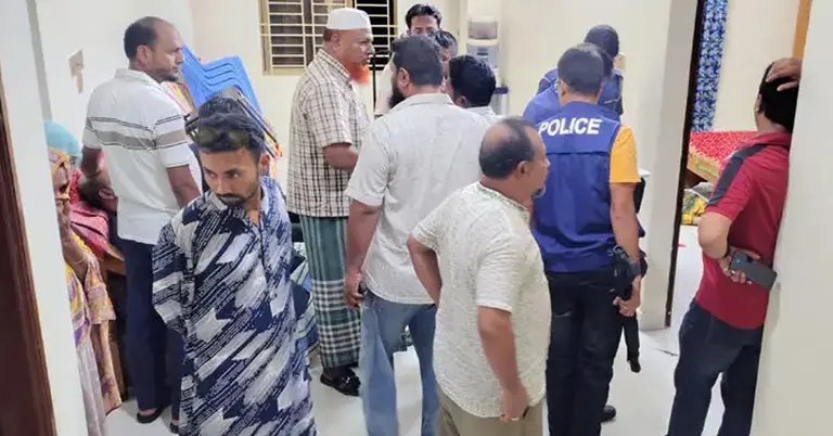 ঘটনাস্থলে পুলিশ ও স্থানীয়রা