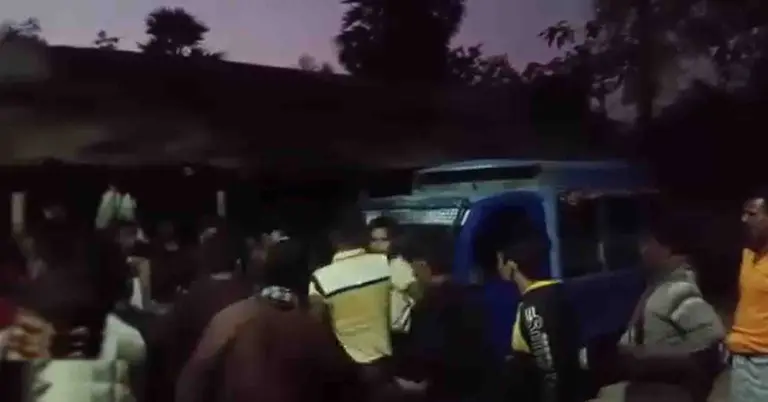 পুলিশ অবরুদ্ধ