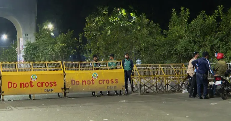 হাইকোর্টের মাজার গেট থেকে দোয়েল চত্বর পর্যন্ত সড়কে পুলিশের চেকপোস্ট