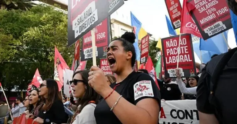 পর্তুগালে বিক্ষোভ করছেন মানুষ