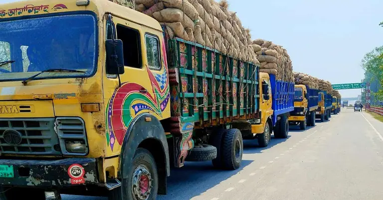 ট্রাকে করে আলু নিয়ে যাওয়া হচ্ছে