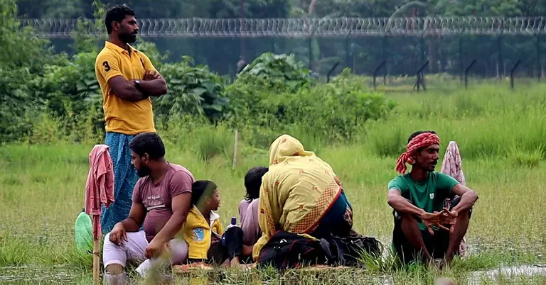 সীমান্তে অপেক্ষায় থাকা লোকজন