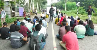 মহাসড়কেই রবীন্দ্র বিশ্ববিদ্যালয় শিক্ষার্থীদের পাঠদান!