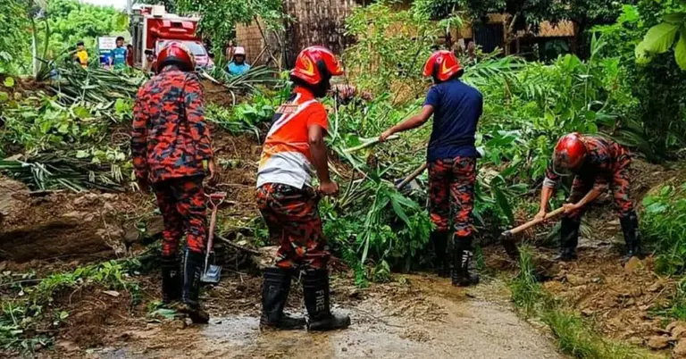 ফায়ার সার্ভিসের একটি দল কাজ করছে