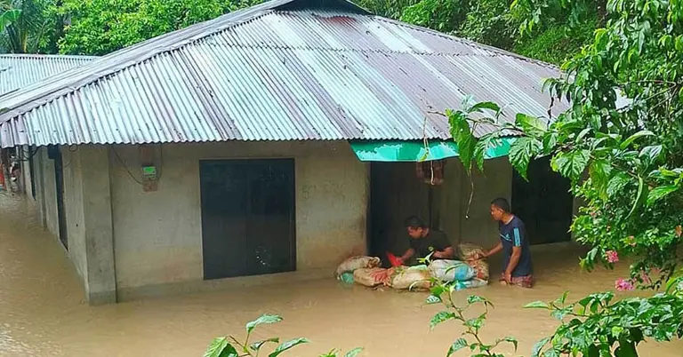 টানা ভারী বর্ষণে রাঙামাটিতে তলিয়েছে ঘরবাড়ি