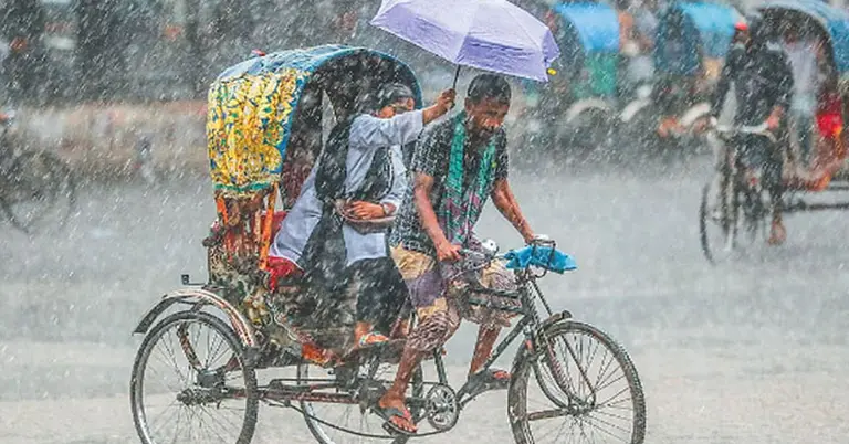 বৃষ্টিতে বিপাকে অফিসগামী মানুষ