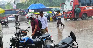 সারাদেশে আজ মাঝারি থেকে বজ্রসহ বৃষ্টির সম্ভাবনা