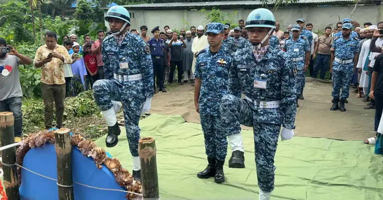 রাইসা মনির সমাধিতে বিমান বাহিনীর শ্রদ্ধা নিবেদন