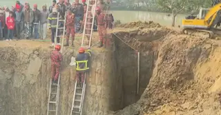 রাজশাহীতে ২০ ঘণ্টাতেও উদ্ধার হয়নি শিশুটি, অব্যাহত সুড়ঙ্গ খোঁড়ার কাজ