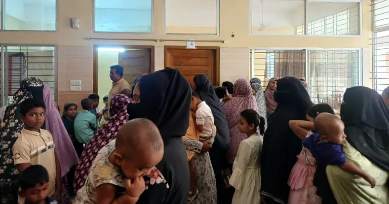 চিকিৎসার জন্য অপেক্ষারত রোগী ও স্বজনরা