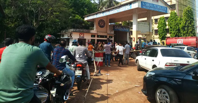 ফিলিং স্টেশনে দীর্ঘ লাইন