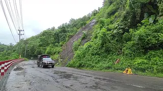 ভারি বৃষ্টিতে রাঙামাটি-চট্টগ্রাম সড়কে পাহাড়ের মাটি ধস