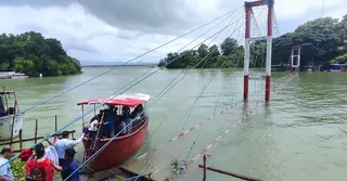 কাপ্তাই হ্রদের ঝুলন্ত সেতু ২৪ দিন ধরে ডুবে, পর্যটক চলাচল বন্ধ