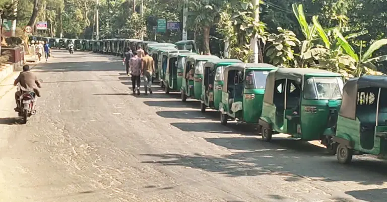 গ্যাস নিতে সিএনজি অটোরিকশার দীর্ঘ লাইন