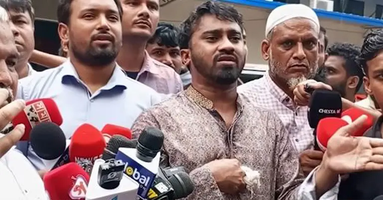 কথা বলছেন গণঅধিকার পরিষদের সাধারণ সম্পাদক রাশেদ খান