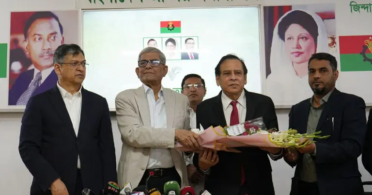 রেজা কিবরিয়াকে ফুল দিয়ে বরণ করছেন মির্জা ফখরুল