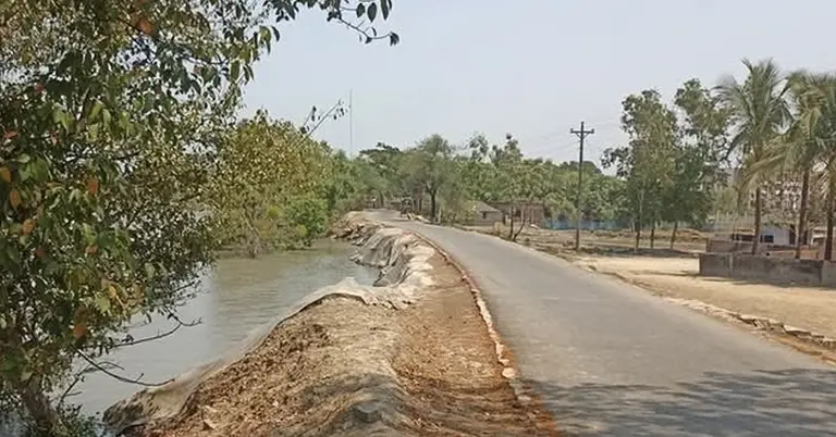মাদার নদীর উপকূল রক্ষা বাঁধের একটি অংশে ভাঙন