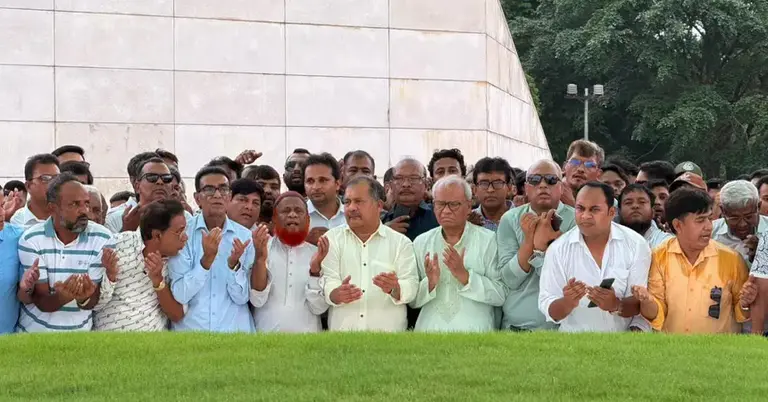 খালেদা জিয়ার কবর জিয়ারতের সময় রিজভী ও দলের অন্য সদস্যরা