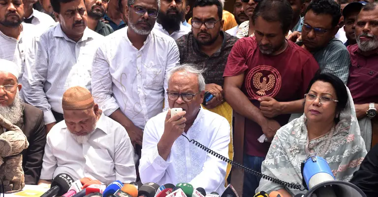 চিত্রশিল্পী মানবেন্দ্র ঘোষের অগ্নিকাণ্ডে পুড়ে যাওয়া ঘর পরিদর্শনে রুহুল কবির রিজভী