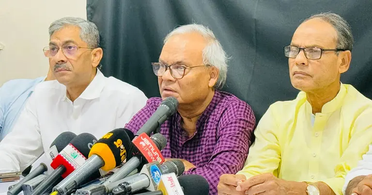 বিএনপির কেন্দ্রীয় কার্যালয়ে সংবাদ সম্মেলনে কথা বলেন রুহুল কবির রিজভী