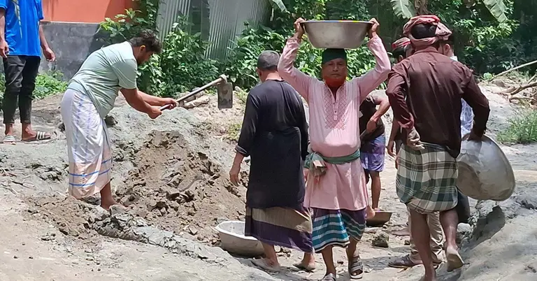 চরম দুর্ভোগ লাঘবে স্থানীয়রা সংস্কার কাজ করছে